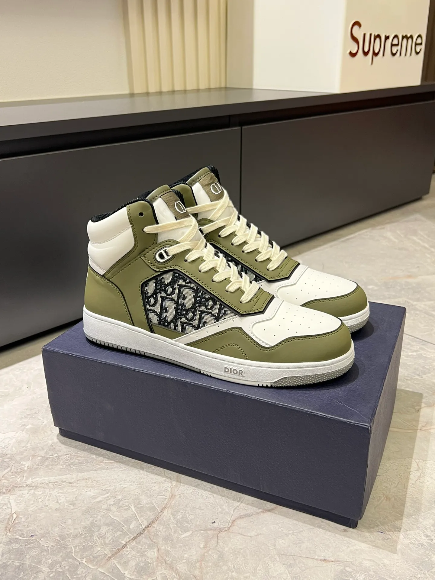 Men's shoes 💰p460 "Dio*" mid-top B27 casual sneakers. This B27 high-top sneaker is a new product in the series and continues Di*r's classic style. Crafted from gray and white smooth calf leather with beige and black Oblique print panels on the sides. The "CD Icon" shaped shoelace eyelets are clever and delicate, and the two-color rubber sole, rear collar and heel are all equipped with the brand's iconic details to enhance the style. Oblique printed straps at the ankle allow for an adjustable fit to complement the overall design. Fashionable and versatile, it can complement any look. Create an exquisite design with unique dynamic vitality and modern atmosphere, presented in low-top and high-top styles. This new must-have shoe adds a new dimension to Dior's archive heritage, embodying modern elegance. Purchase the original version and make it 1:1. If you need top quality, please come to me! Male 38-44!